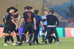 Phản ứng thái quá với trọng tài, HLV đội Ninh Bình bị phạt nặng!